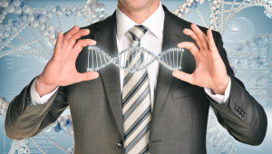 hombre sujetando una espiral de dna