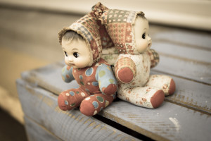 Insecticidas y Cáncer en Niños, imágen de dos muñecos