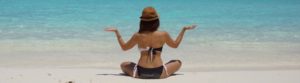imágen que representa los consejos para la protección solar, una chica en la playa.