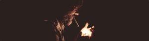 Cómo dejar de fumar: imágen de un homvre encendiandose un cigarrillo