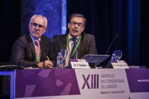 El Dr. Vicente Guillem junto al Dr. González Larriba en el XIII Simposium de Abordaje Multidisciplinar del Cáncer