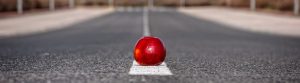 manzana en una carretera