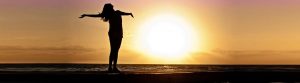 Mujer absoribiendo Vitamina D del sol