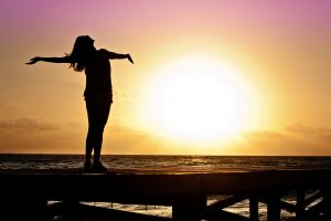 Mujer absoribiendo Vitamina D del sol