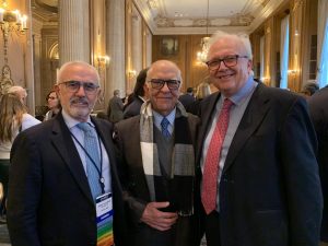 El Dr. Vicente Guillem en compañía del Dr. Carlos Camps (Hospital General Universitario de Valencia) y otro investigador